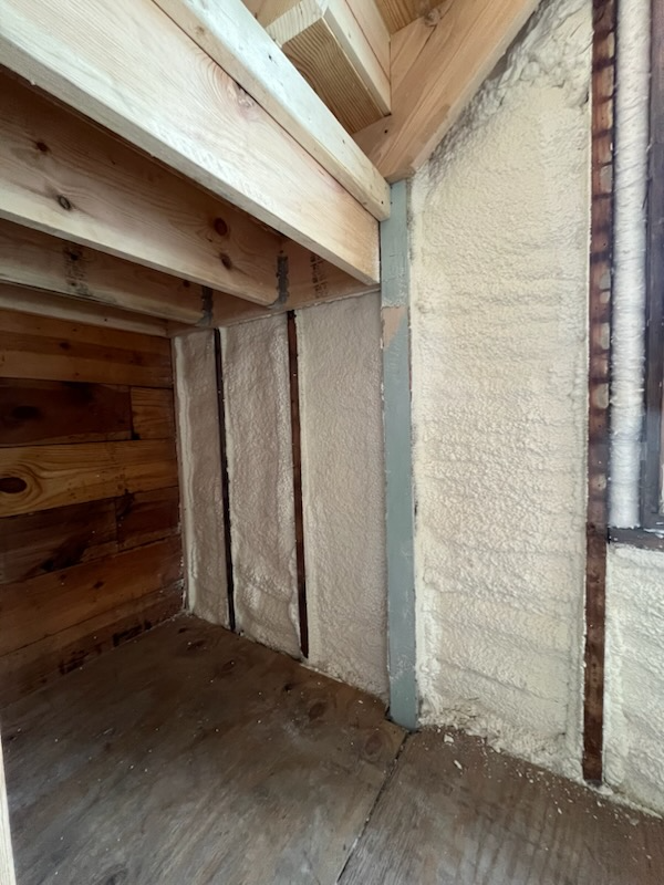 What makes spray foam reliable for extreme weather conditions in Chicago, IL